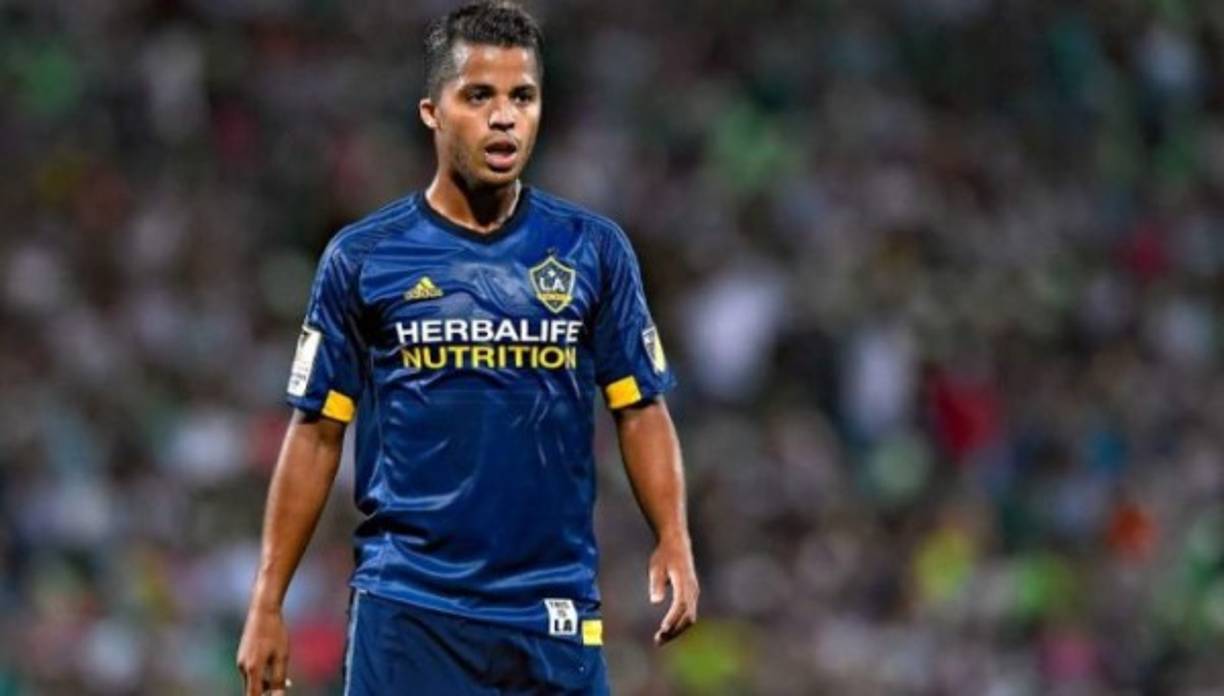 El jugador Giovani Dos Santos es otro de los hombres que conquistó el corazón de la bella cantante. La relación que Belinda mantuvo con Gio, sin lugar a duda, fue uno de los más polémicos, incluso en el 2014 protagonizaron una pelea por twitter.<br/><br/><br/>