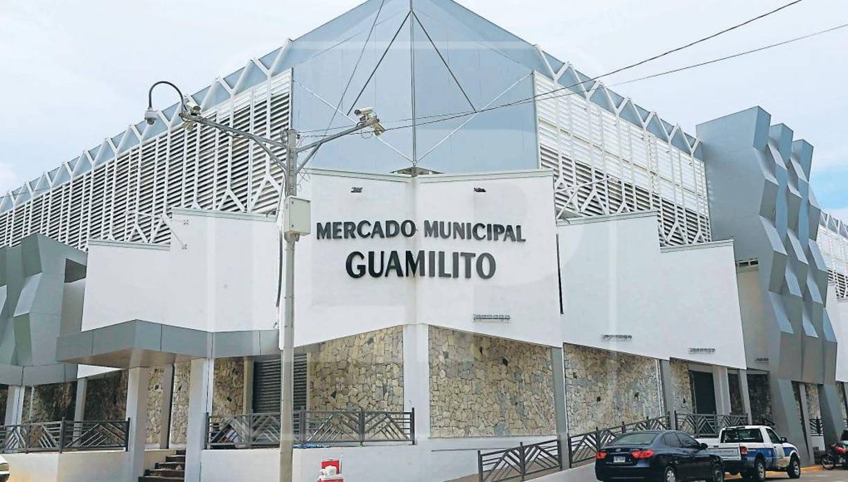 “Es una alegría para nosotros poder entregar el mercado Guamilito esta mañana y agradecerles a todos porque realizaron un gran esfuerzo, hemos llegado a un acuerdo, junta directiva, locatarios, no los vamos a abandonar, estamos con ustedes siempre”, sostuvo el alcalde Contreras.