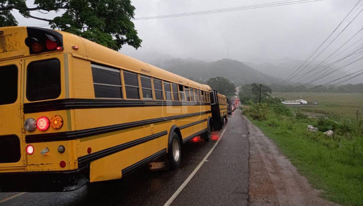 En la colonia Lempira, como ha ocurrido ya varias veces, hubo un derrumbe que obstaculizó el paso y generó grandes filas de automóviles en ambos carriles.