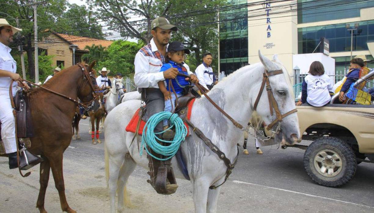 Los jinetes llegaron de diferentes municipios del valle de Sula así como del occidente del país.