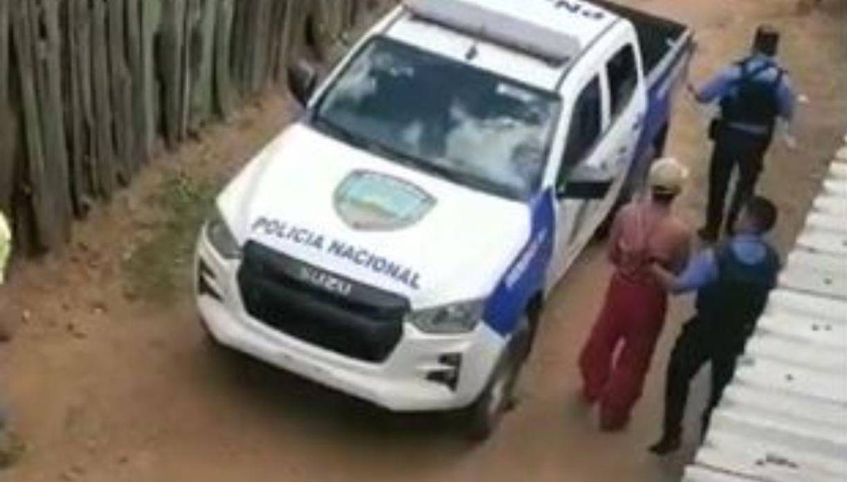 La población de ese sector se mostró consternada y exigió justicia, tanto que, de acuerdo con vecinos, algunos comenzaron a hacer rondas para encontrar al sujeto. 