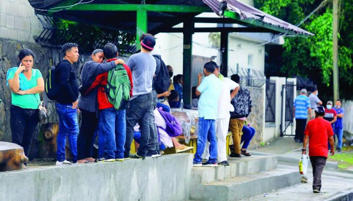 Familiares de las víctimas acudieron a las instalaciones de Medicina Forense. 