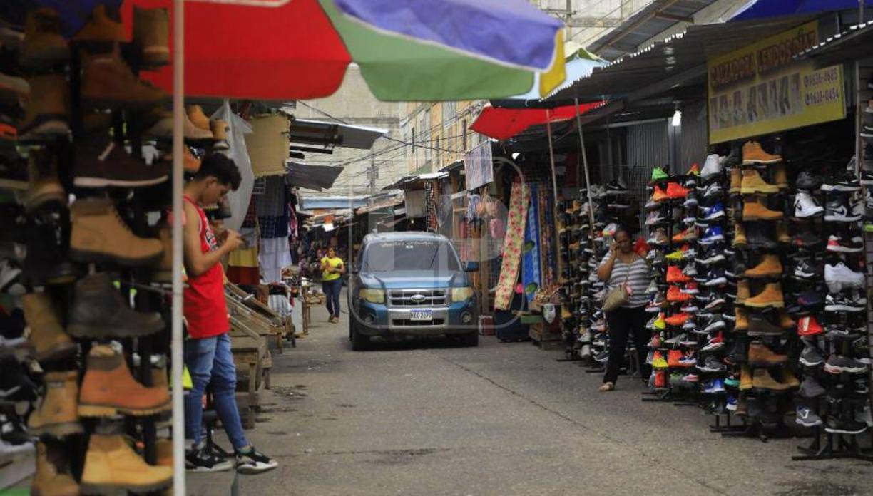 Zapatos, ropa, frutas, herramientas de construcción, accesorios para celulares, en El Centro hay una variedad de productos y todos los días surgen más vendedores sobre todo ambulantes. 