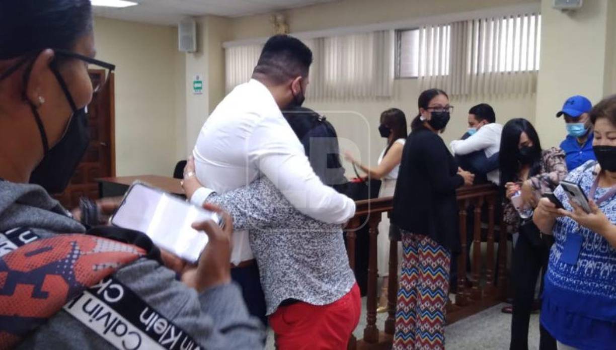 Al escuchar que quedó absuelto de los cargos, Kevin Solórzano se abrazó con sus familiares.