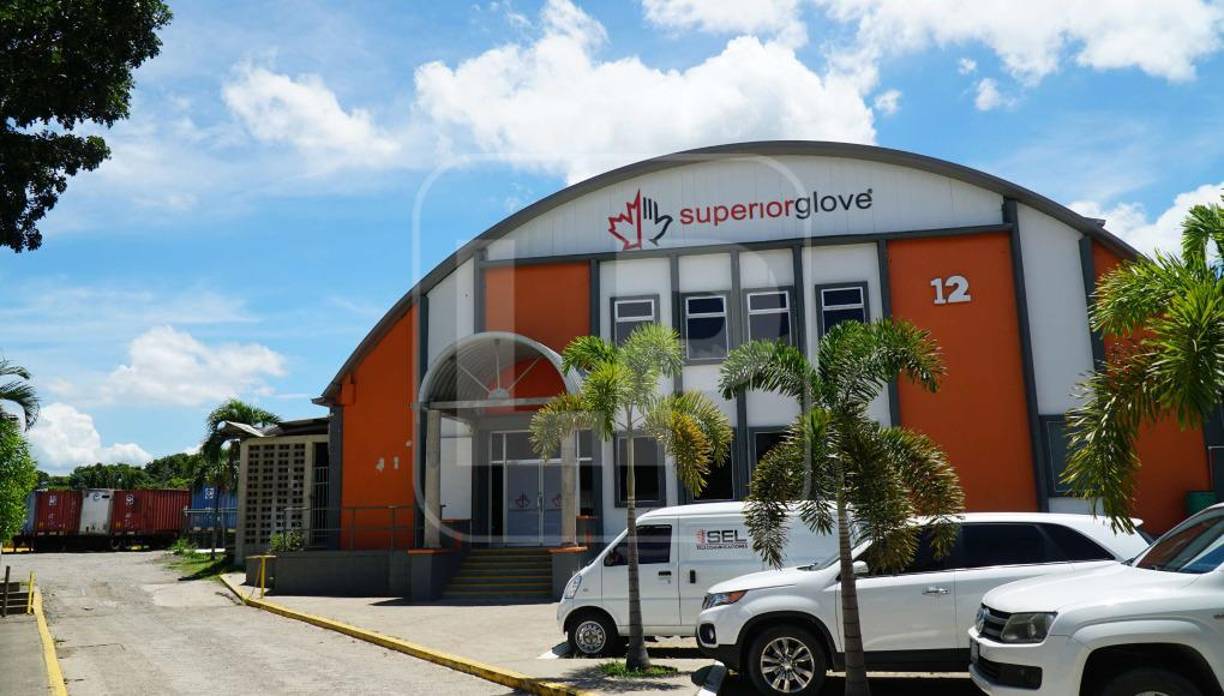 Daniela Bueno, gerente general de Superior Glove en Honduras, informó que arrancaron operaciones en enero de 2018 con un equipo de 12 personas y fueron aumentando la maquinaria y el tipo de productos que se elaboran mientras evaluaban las capacidades y gracias a los buenos resultados, la siguiente semana abrirán el segundo plantel; ambas están en ZIP Búfalo Villanueva.