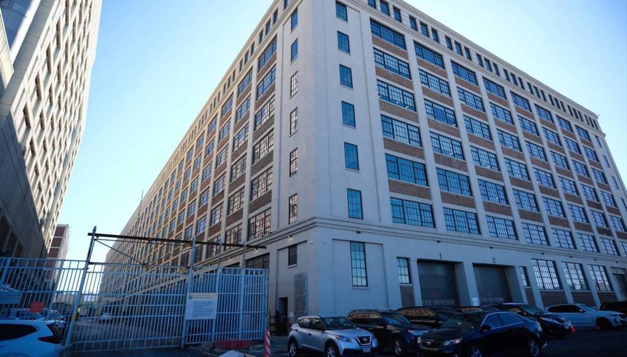 “Los cargos de hoy demuestran el compromiso del Departamento de Justicia para eliminar la violencia y el comportamiento criminal en las instalaciones de detención federales”, dijo en un comunicado la fiscal general adjunta Lisa Monaco al anunciar acusaciones en cinco casos violentos ocurridos en el penal.