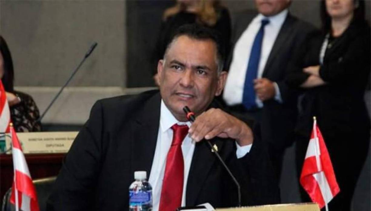 Sus mismos compañeros de cámara lo señalan de actuar más en la defensa del oficialismo y de olvidarse de los principios del liberalismo, debido a que el partido de turno le tiene empleado a ciertos familiares.