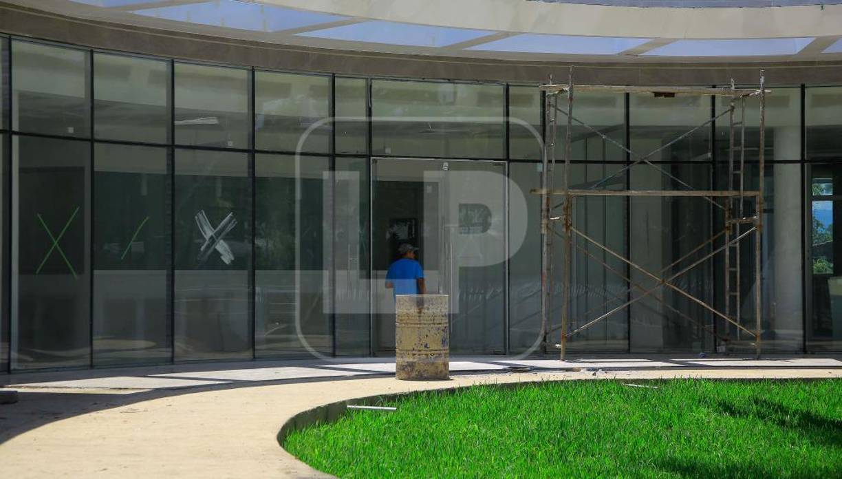 El exfuncionario explica que la modalidad de macrodistritos es única en Honduras con un resultado importante que debería replicarse. Por su parte el director de salud municipal, Wilmer Euceda, dice que en los macrodistritos se atiende medicina interna, pediatría, ginecología y medicina general.