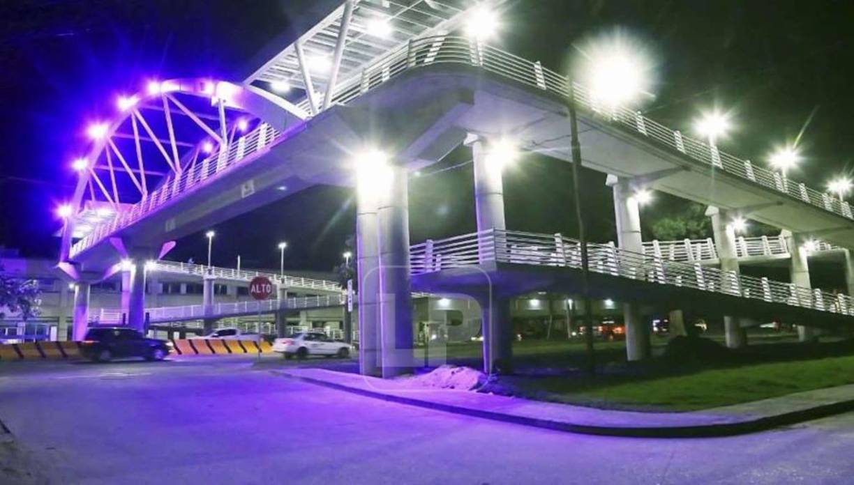 Puente peatonal sobre el bulevar del norte, a la altura del Instituto Hondureño de Seguridad Social (IHSS), en el sector norte de San Pedro Sula. 