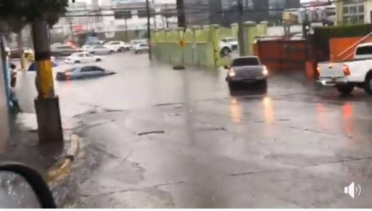 En la imagen, un auto es casi cubierto por las tomentas registradas hoy por la tarde.