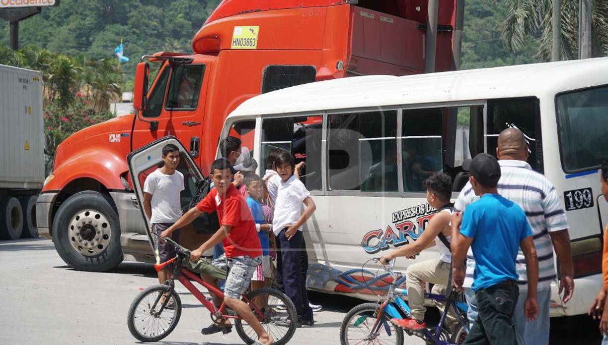 Según trascendió, el conductor del pesado automotor realizaba un viraje en la zona y no se percató que la unidad de transporte, que cubre la ruta Puerto Cortés - San Pedro Sula, se movilizaba a gran velocidad en la trocha vial, ocasionando el impacto entre ambos vehículos.