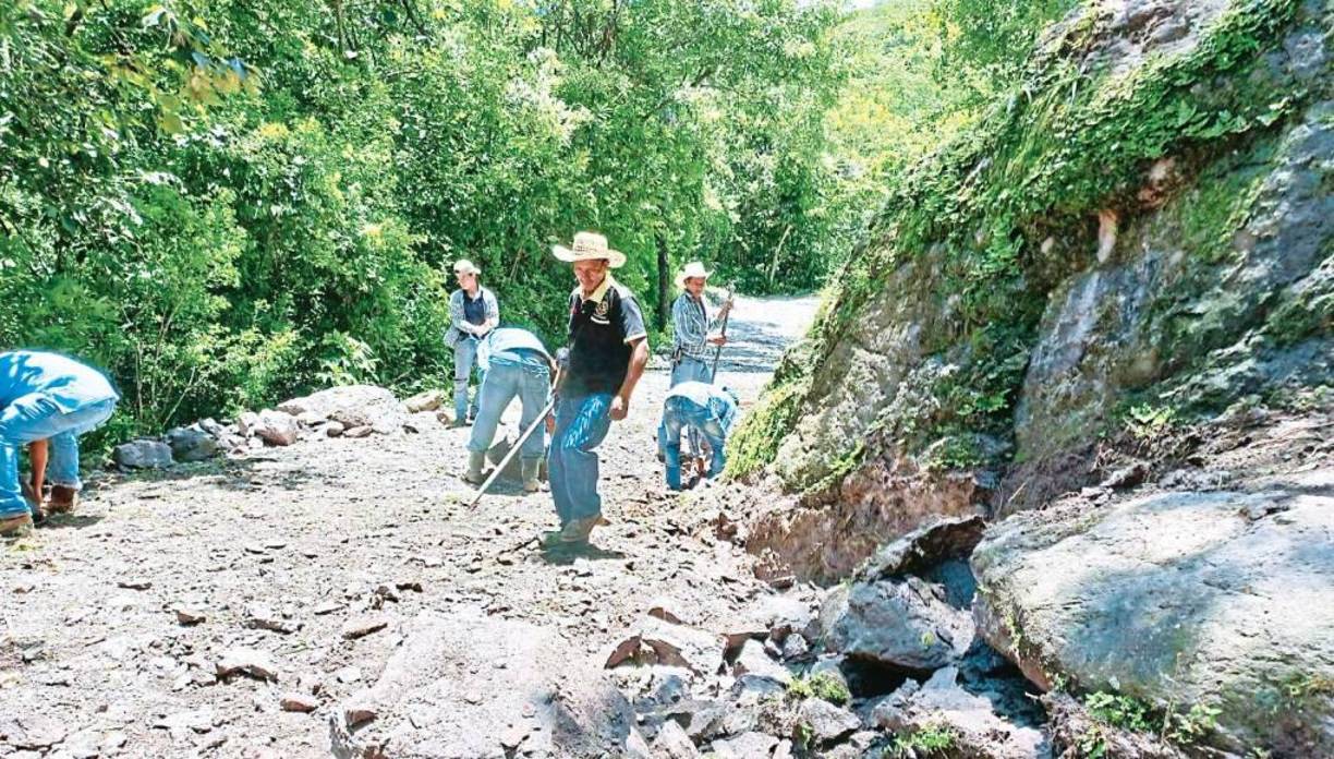Para el caso, los 67 kilómetros que mide la carretera RN-22 entre Siguatepeque y La Esperanza están poblados de cráteres, unos más grandes que otros.Cuando no llueve no hay problema, los pobladores aprovechan los agujeros para agenciarse unos lempiras y los tapan con tierra; pero cuando caen los aguaceros es otra la historia.De La Esperanza a San Juan del Caite el problema continúa. El rehabilitado Corredor Lenca es hasta ahí todo un mapa lunar. El único tramo óptimo es el que se construyó con concreto hidráulico desde San Juan a Gracias, un trayecto de 35.87 km.