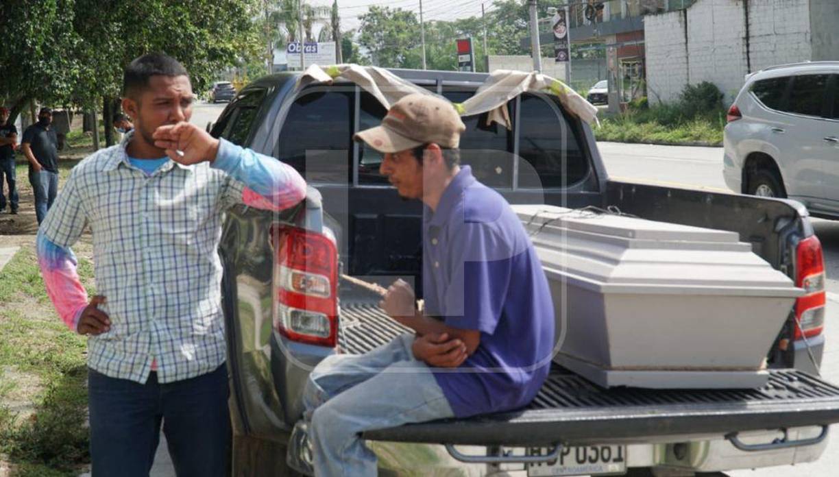 Familiares de Wilson Pérez llegaron esta mañana a la morgue para reclamar su cuerpo y trasladarlo a su lugar de origen.