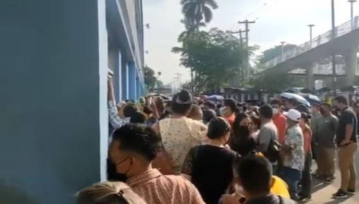 Decenas de derechohabientes llevaban horas esperando bajo el potente Sol para ser atendidos.