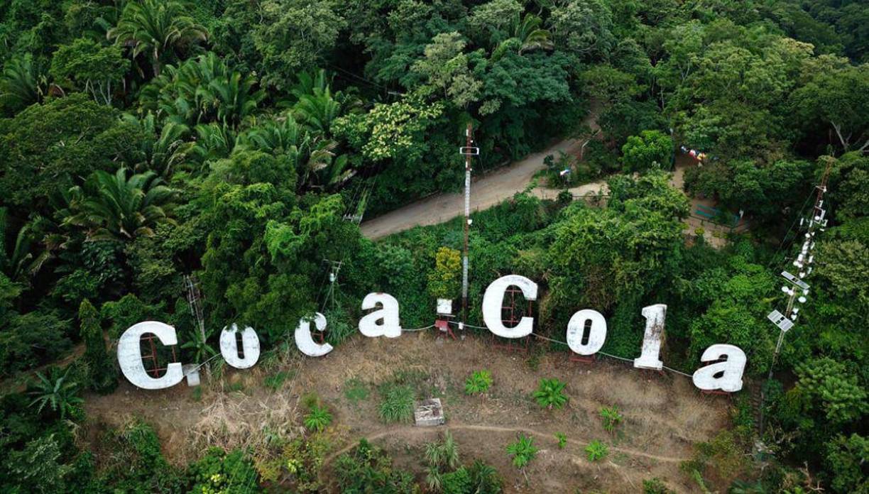 El ícono del rótulo de Coca Cola, ubicado en las faldas del Merendón en San Pedro Sula.Se trata de un rótulo con fines de publicidad comercial, sin embargo, algunas generaciones le recuerdan con mucho cariño. Mide unos 10 metros de alto por 73 metros de largo.Lo cierto es que el rótulo es como el ‘Hollywood’ de Los Ángeles, EUA, nada más que en San Pedro Sula. Incluso por Internet circuló un correo de ‘cómo saber si sos realmente sampedrano’ y una de las citas decía: ‘Subiste a pie o en bicicleta al rótulo de la Coca-Cola’.