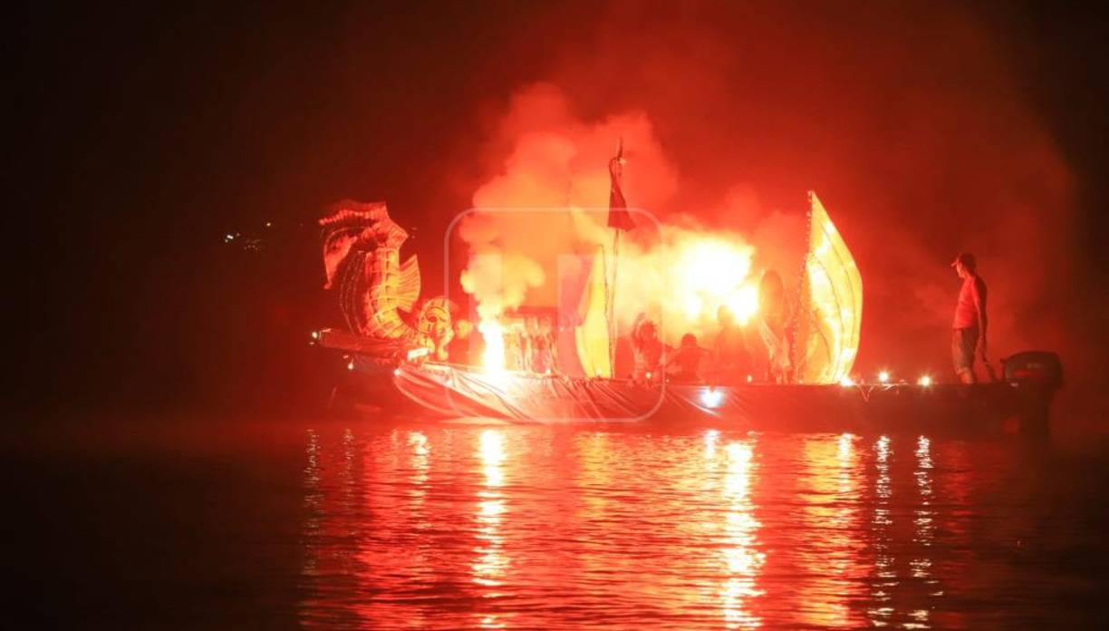 Una velada espectacular vivieron los porteños y visitantes en la tan esperada Noche Veneciana con más 16 góndolas , esta es una de las actividades más representativas de la Feria Agostina en honor a la Virgen de la Asunción.