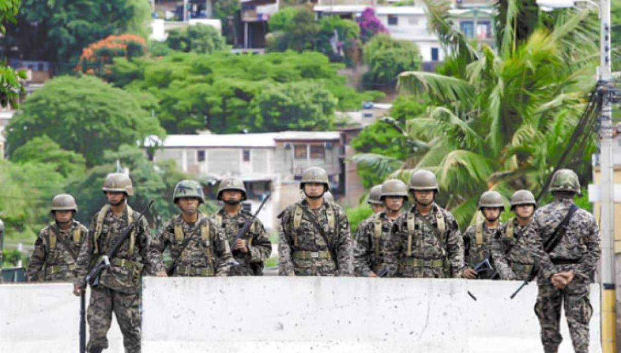 Roberto Micheletti, presidente de facto en ese entonces, ese mismo día (21 de septiembre) decretó un toque de queda desde las 4:00 pm hasta las 6:00 pm del siguiente día. 