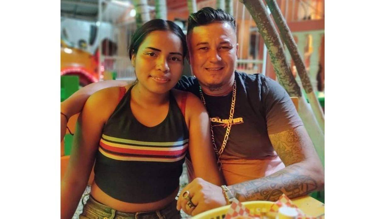 El hombre y la mujer quedaron juntos. Cerca de ellos estaba tirada una motocicleta, en la cual se conducían.