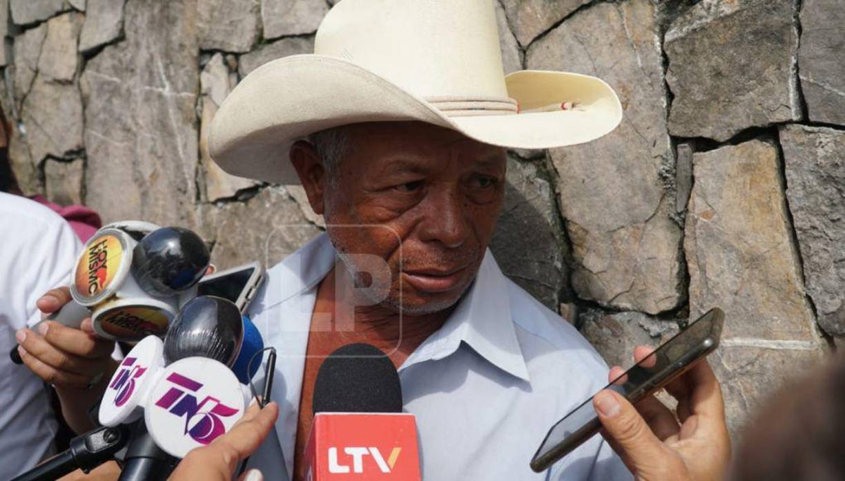 El padre de Wilson Pérez reclamó los restos de su hijo y estando afuera de la morgue contó su versión de los hechos a los medios de comunicación.