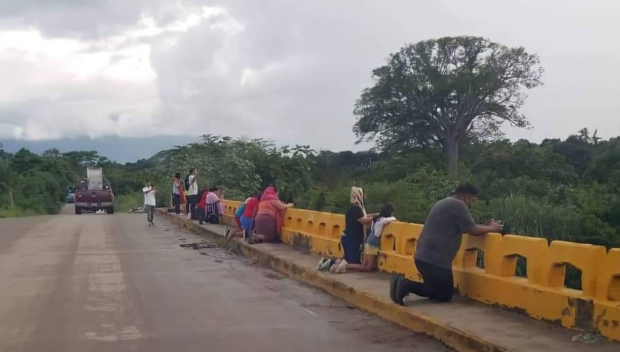 Temiendo que ocurra lo que mismo en noviembre de 2020, cuando los huracanes Eta e Iota inundaron gran parte del valle de Sula, decenas de pobladores, en su mayoría de La Lima, han decidido ir a los puentes y orar de rodillas ante el inminente azote de Julia. 