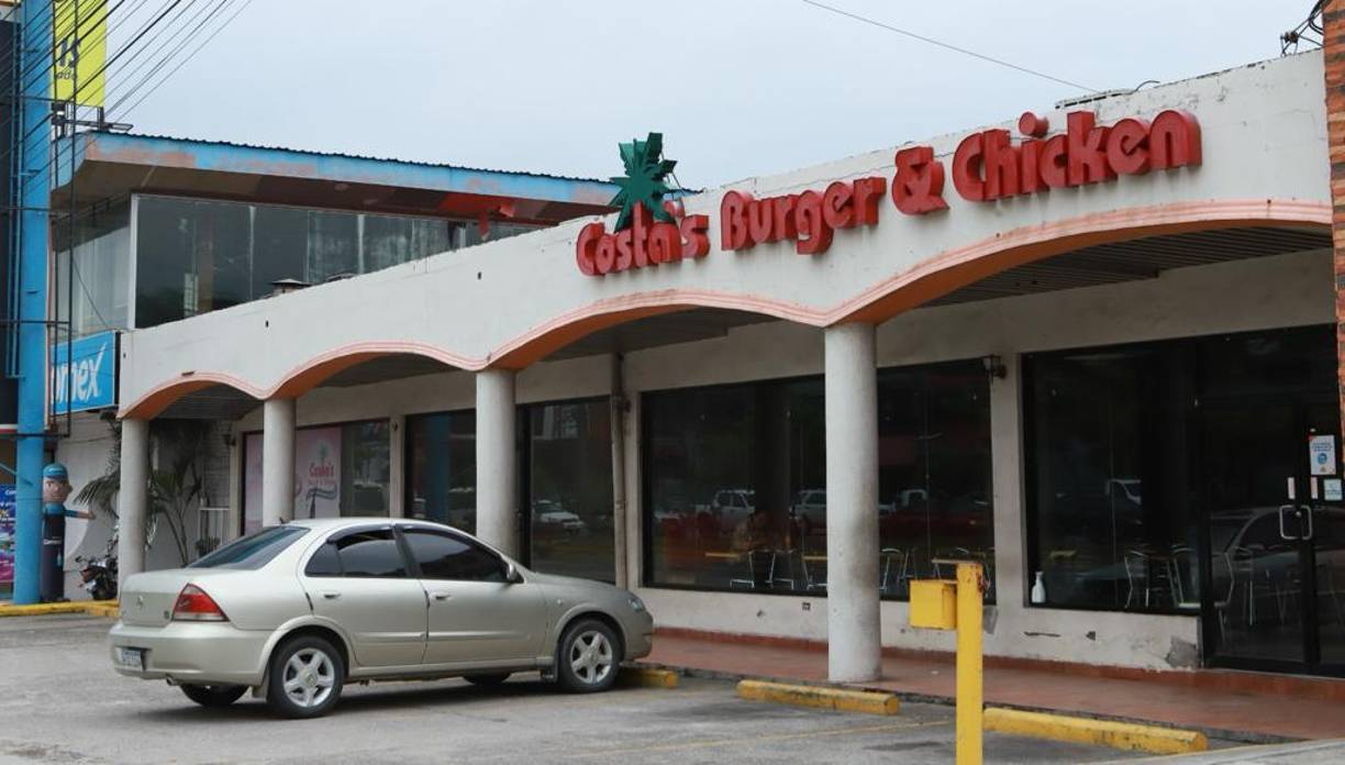 “Ocho de cada diez sampedranos prefieren Costa’s Burger”, el lema del restaurante de hamburguesas que actualmente también vende pollo. Costas Burger fue fundado en 1989 por una pareja de emprendedores y esposos hondureños Blanca Echeverry y Modesto Hernández Pineda. El restaurante ha reinventado su menú para llevarle más sabor a sus clientes.