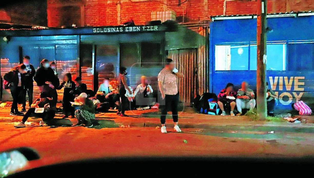 “Cubanos por aquí, venezolanos para allá, ecuatorianos se me quedan aquí parados, un haitiano viajaba solo). Vos que andás solo, andate con los cubanos para allá”, mandó el uniformado ante la zozobra de los extranjeros, que no entendían por qué la Policía Nacional de Honduras se los llevaba a una oscurana, en la mitad de la madrugada, bajo la lluvia y el frío, separándolos de acuerdo a su nacionalidad.