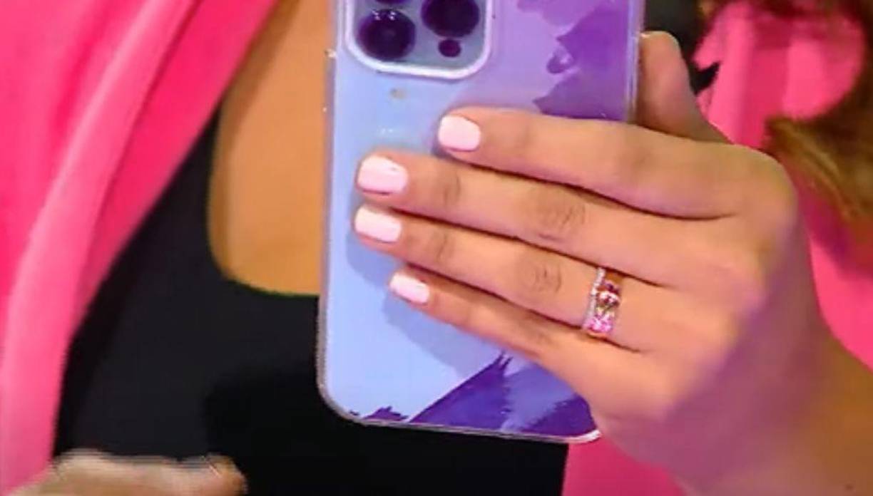 La presentadora dijo estar nerviosa luego de que su pareja confesara que ese anillo significa “amor”.