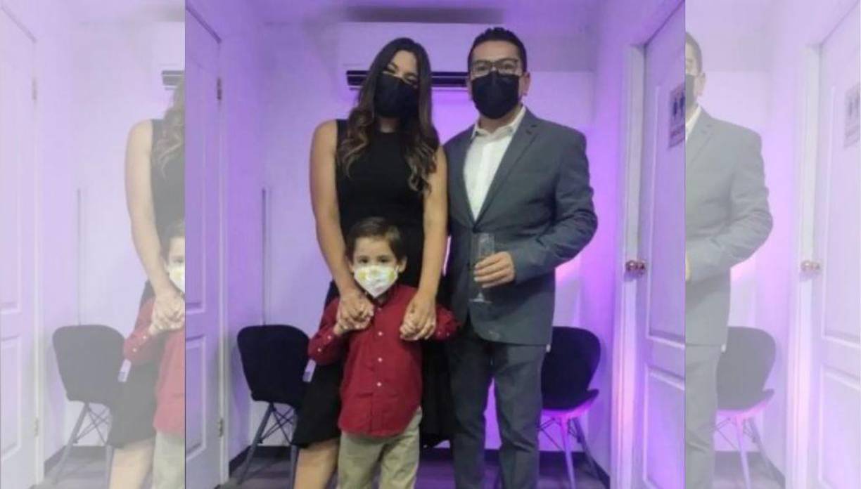 Carolina Lanza con su hijo junto a Eder Mejía.