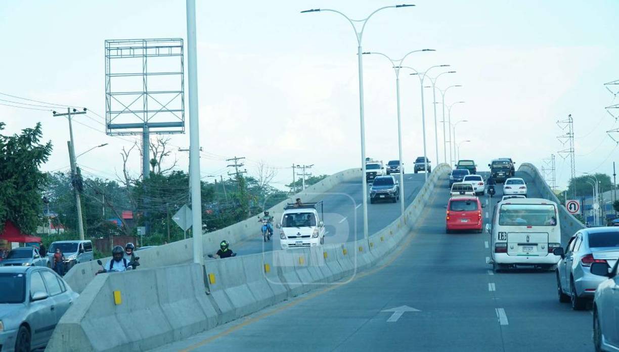Puente sobre la 27 calle, también en el bulevar del este. Construido con el objetivo de reducir el alto tránsito generado en la zona. Al recorrer la ciudad se observa el desarrollo en todos los bulevares con obras culminadas y donde se han invertido millones. La ciudad cuenta con dos imponentes intercambiadores construidos por el consorcio Siglo 21 en la salida norte y en Sur. 