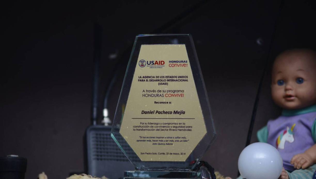 Por su actividad altruista ha sido reconocido por agencias internacionales, como las de Estados Unidos. Permanece en contacto directo con pandilleros para mostrarles una luz al final del túnel, gestionando apoyo para darles un trabajo o sacándolos del país con sus familias. 