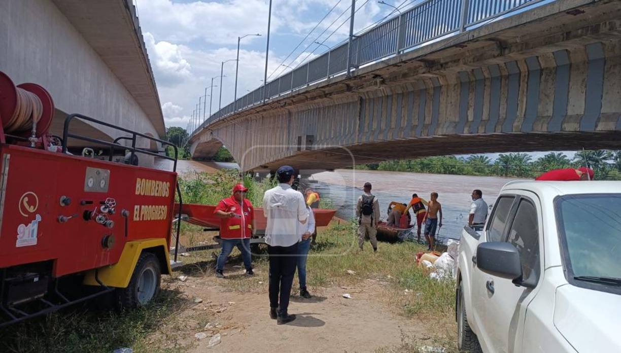En El Progreso vecinos de ocho cuadras de la colonia Policarpo Paz, las más cercanas al río, están inundadas y los vecinos vigilan sus casas desde el bordo.