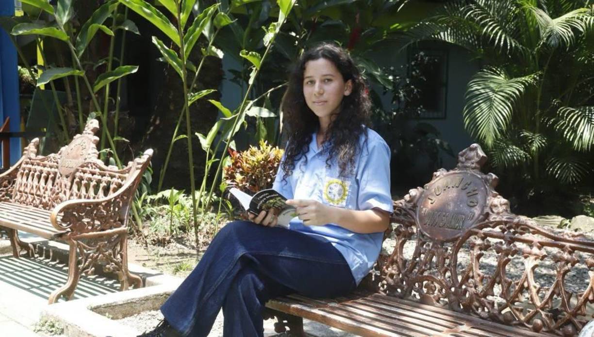 La joven Stephany Nohemy Sabillón, de 15 años de edad es estudiante del tercer ciclo básico técnico en el Instituto Juan Alberto Melgar Castro, de aldea Cañaveral, San Francisco de Yojoa.