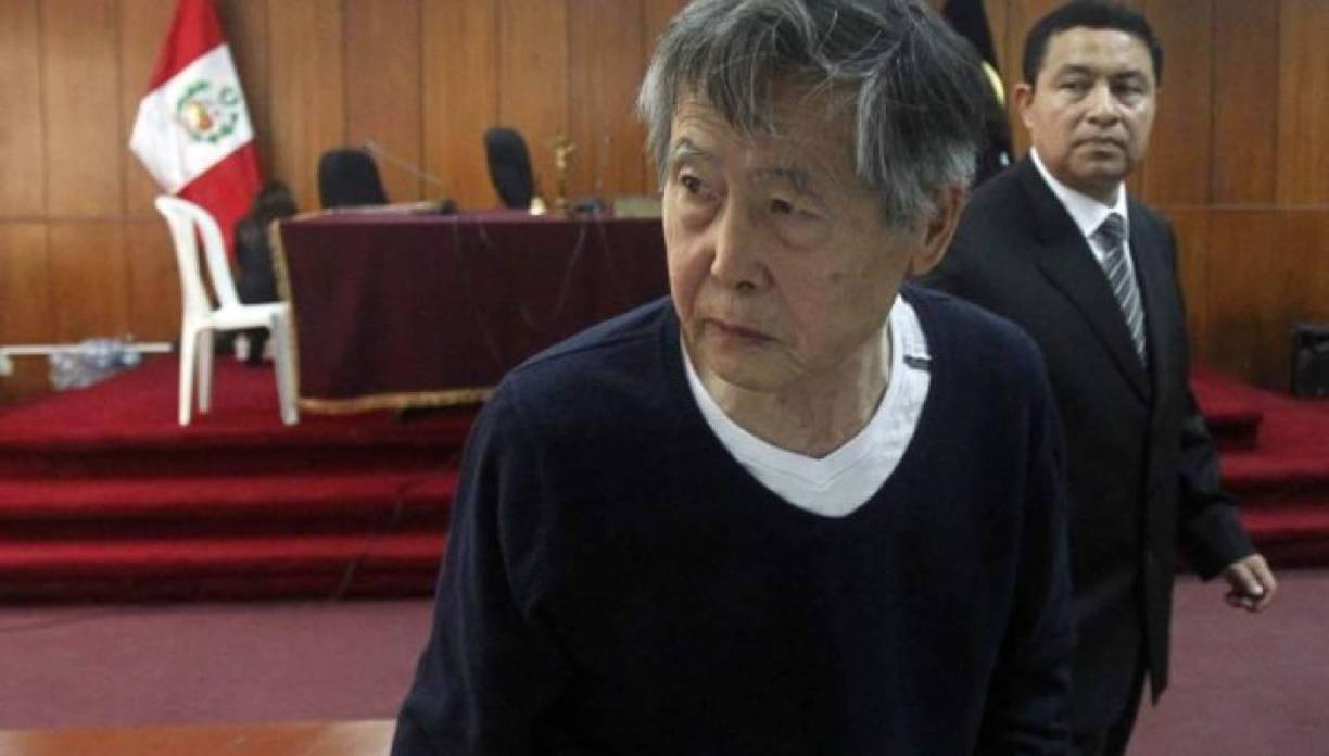 <b>Alberto Fujimori (1990-2000) </b>Está cumpliendo una condena de 25 años de cárcel por comandar escuadrones armados que masacraron a civiles que hacía campaña de contra-insurgencia durante su mandato. También fue declarado culpable de corrupción a gran escala.