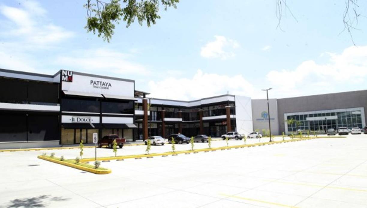 Desde horas del mediodía, cientos de clientes se acercan para disfrutar del sabor de sus restaurantes, donde se puede encontrar desde comida tailandesa, italiana, argentina, americana y alimentos 100% saludables. De igual forma, se encuentra una panadería y una variedad de cafés.