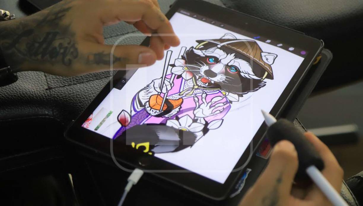 “Viene mucha gente a tatuarse. Vienen menores de edad con sus padres a hacerse tatuajes idénticos. Antes a quien andaba tatuado lo relacionaban a pandillas o que era un tipo sin oficio y hoy en día eso ya no existe, todo mundo quiere hacerse un tatuaje. Tengo una cartera de clientes bien variada”, comentó Bladimir Torres, quien estimó que hace años tatuaba unas cuantas personas al mes y ahora varios al día.