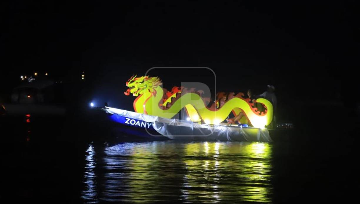 En el desfile participaron góndolas de empresas, institucionales y educativas. La embarcación de El Porteño con un iluminado camarón representó la riqueza marina de Puerto Cortés.