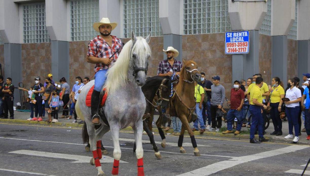 Recorrieron toda la tercera avenida hasta llegar al Parque Central.