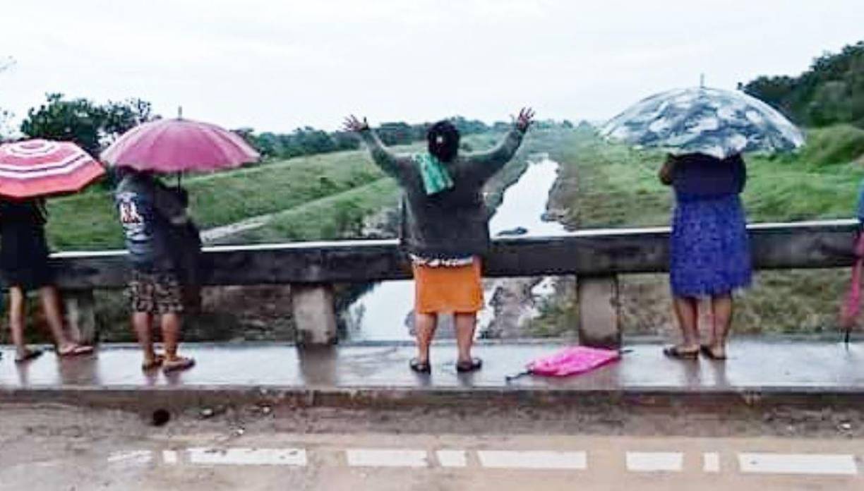 “Te pido la paz para mi ciudad, te pido perdón por mi país (...) ¿A quién iré, Señor, sino a ti”, era la canción que entonaban otros pobladores, mientras el cielo se tornaba gris y una ligera llovizna caía sobre el municipio.