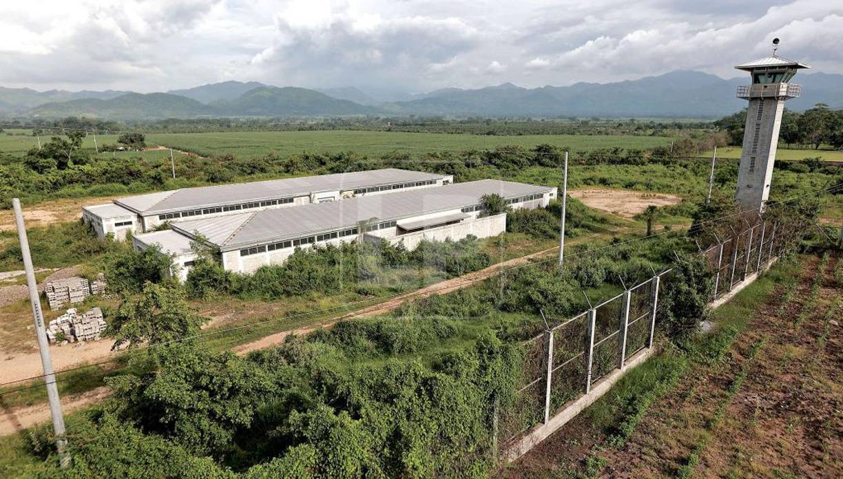Ahí parece que el tiempo se detuvo de golpe, permitiendo a la naturaleza y a las inclemencias del clima hacer de las suyas.