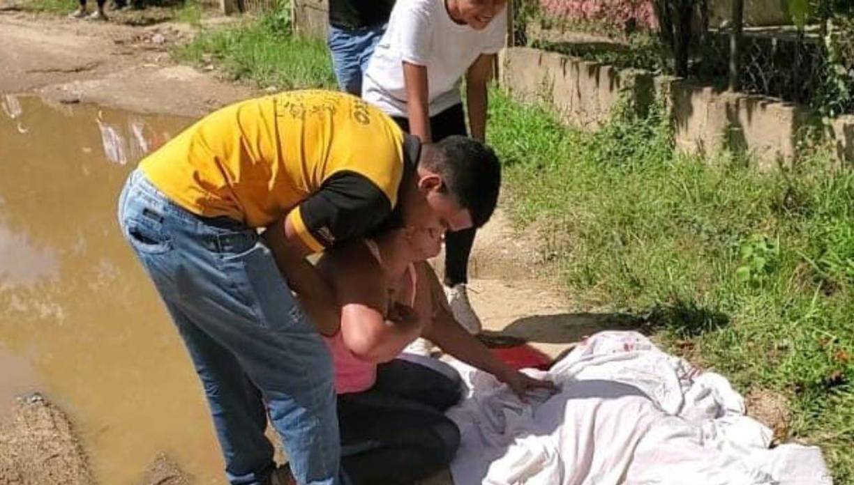 Sus parientes llegaron a la escena del crimen y desconsolados lloraron sobre el cuerpo. “¡Ay, Señor, me duele verlo así... Me duele, Jeremy!”, “¡Papi, levantate, bebé!”, gritaban.