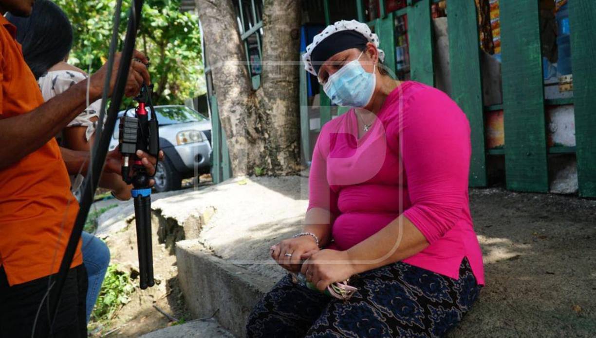 Una de las hermanas de Wilson Pérez fue invadida por el dolor mientras esperaba que los médicos forenses entregaran los restos del joven.