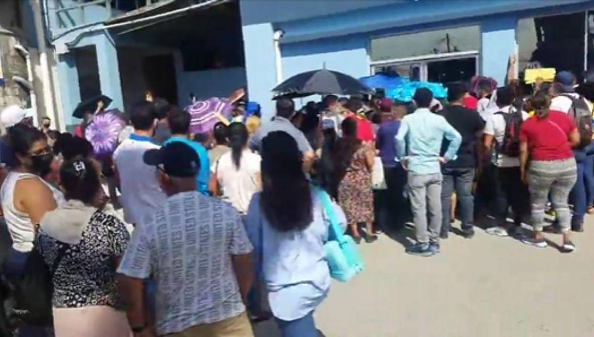 Los hondureños fueron en busca de atención médica.