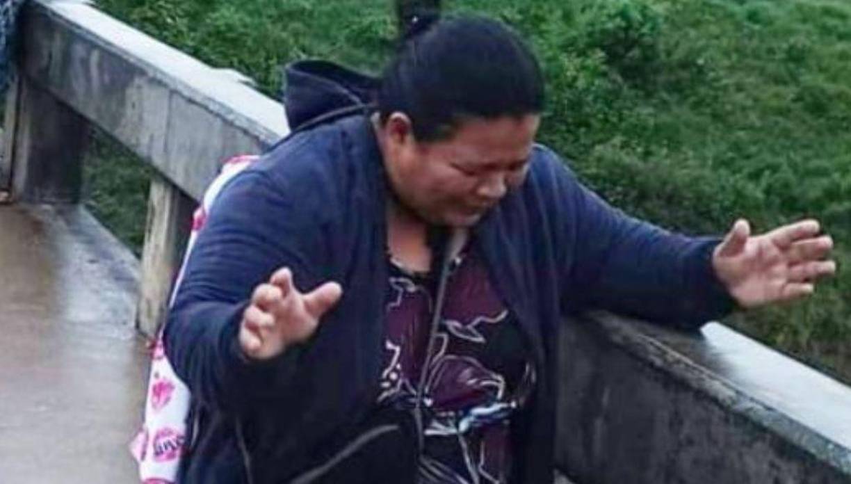 “Con estas tormentas hay muchas pérdidas, Padre, pero nosotros confiamos en ti. Señor, detén esas aguas, en el nombre de Jesús, tu nombre tiene poder, Señor”, se le escucha decir a una mujer.