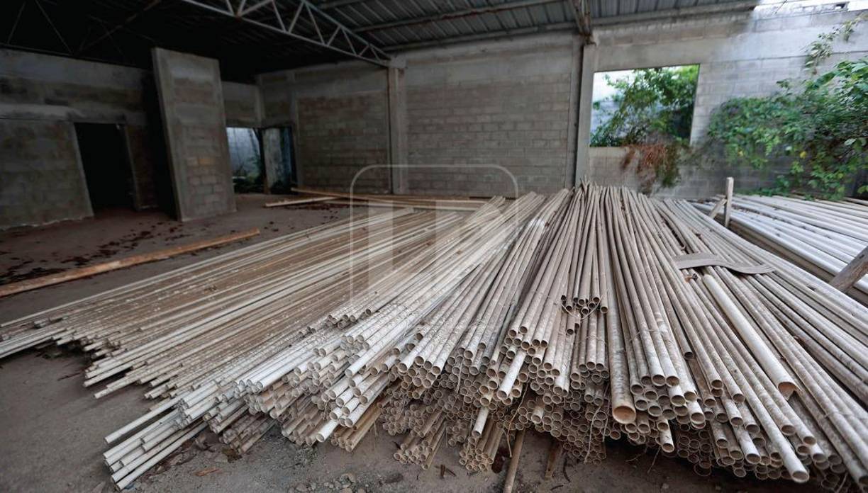 Los jóvenes que se dedican al campo, lo ven como oportunidad de trabajo ya que si las obras se reanudan, habrá oportunidades. Los adultos no pueden estar más inconformes. “Un hospital o algo más útil no traen a estos pueblos”, dijo la vecina que atiende una venta de refrescos en el pleno corazón de la comunidad y que no quiso dar su nombre.