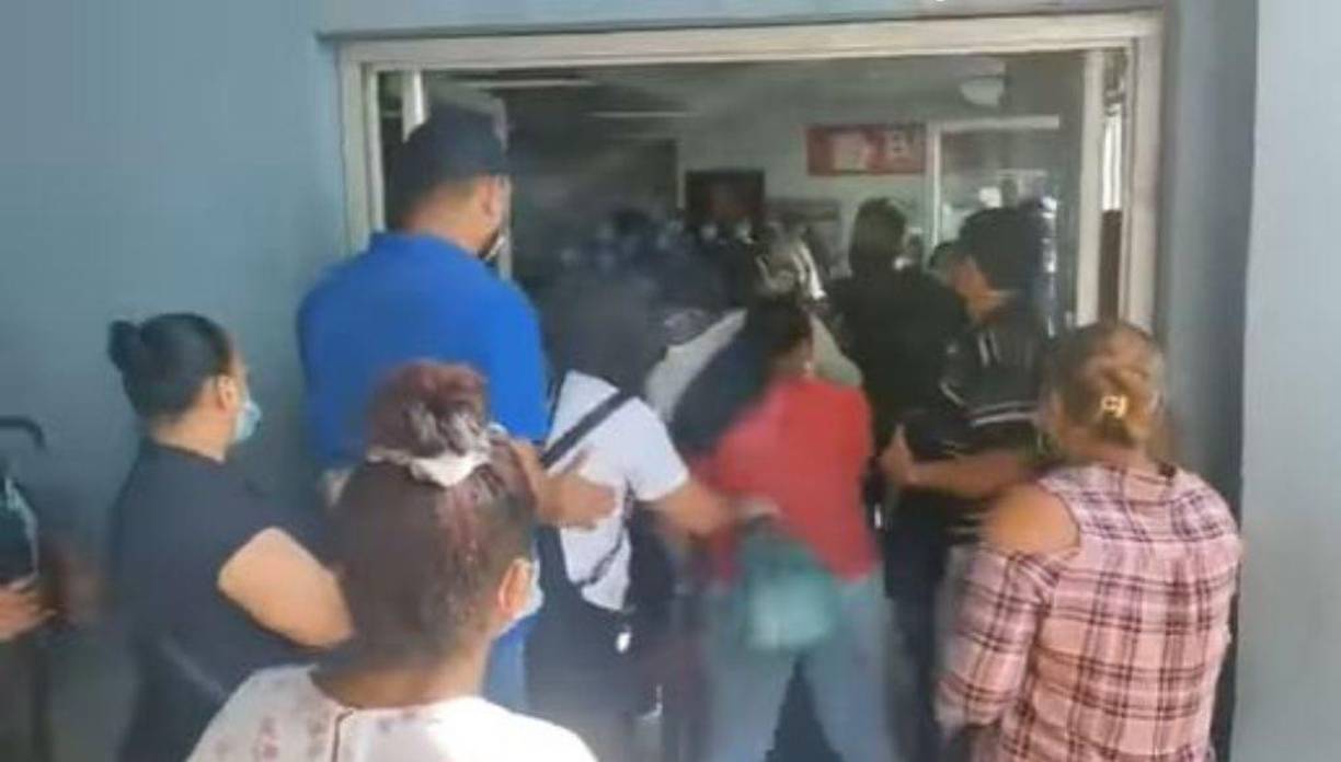 Al abrirse las puertas, todos intentaron entrar al mismo tiempo.