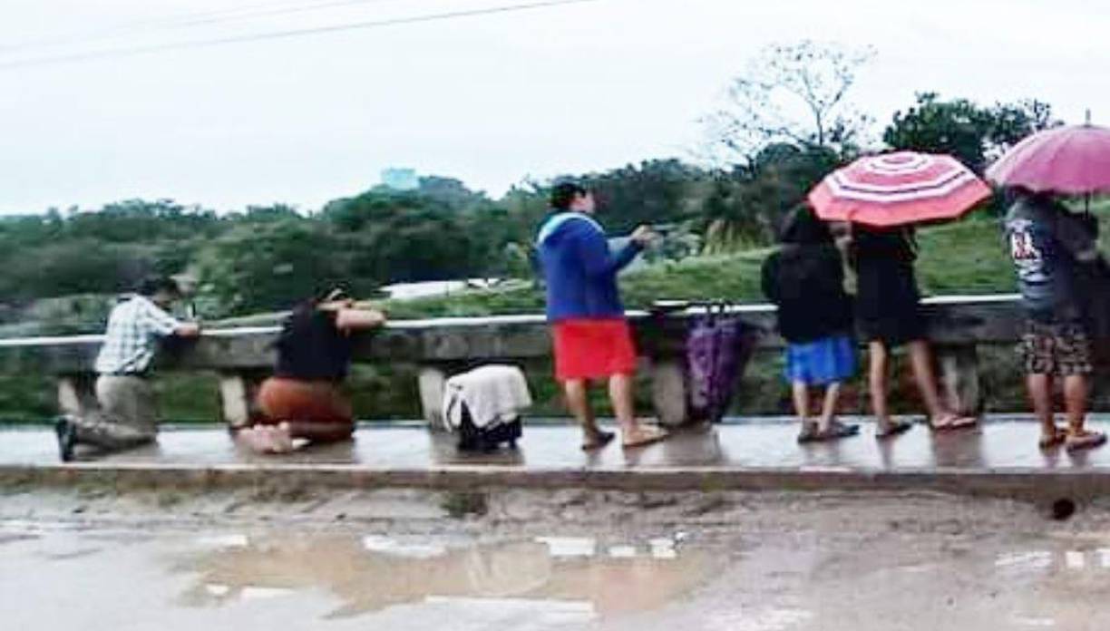 Hoy, sábado, más hondureños llegaron a clamar a Dios por protección.