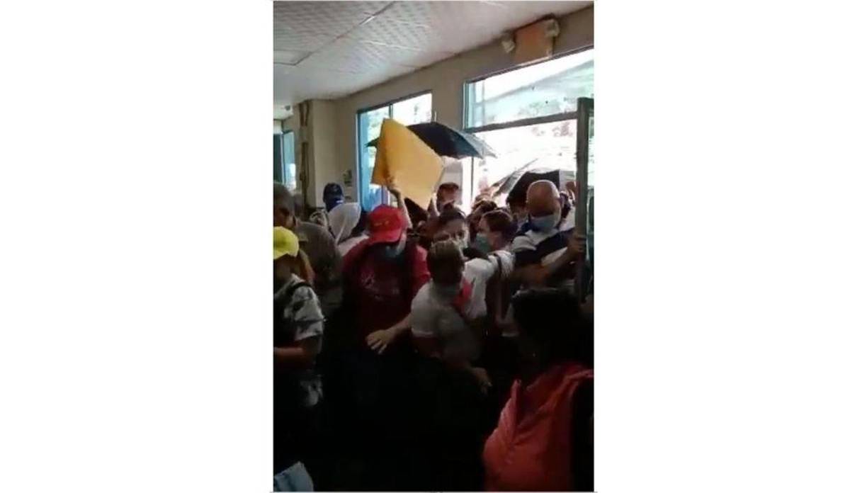 Adultos, jóvenes y personas de la tercera edad protagonizaron el caos.