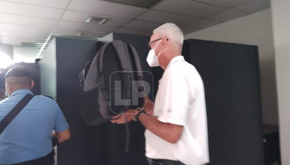 Sin embargo, en su llegada el pasado miércoles a los tribunales sampedranos, el individuo mantuvo su cabeza agachada y su mirada al piso.