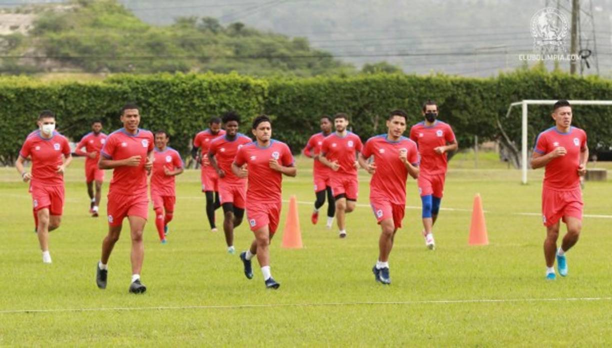 Los jugadores del Olimpia realizando el calentamiento previo a los trabajos.