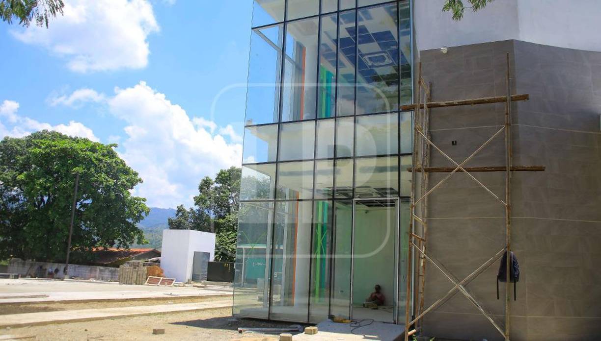 Cada día se brindan unas 1,000 atenciones en la red de salud municipal. En San Pedro Sula los macrodistritos hacen la diferencia porque han permitido acercar la salud a la población y que durante lo fuerte de la pandemia funcionaron como triajes, dice el exviceministro de salud Roberto Cosenza.